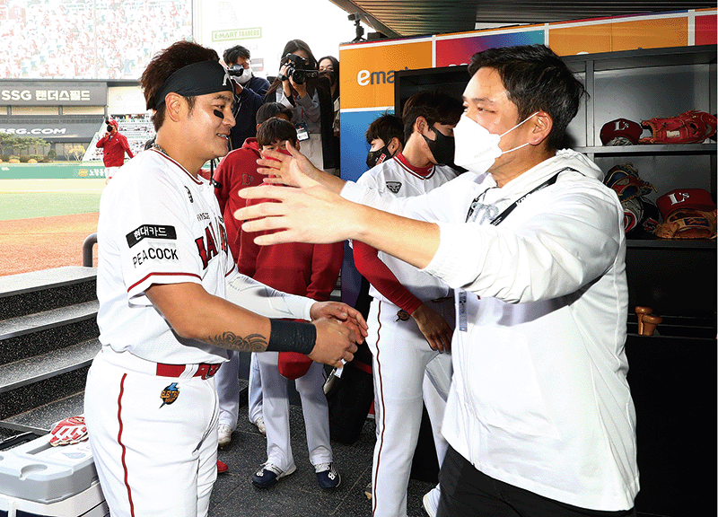 2022년 4월 9일 정용진 SSG 랜더스 구단주(오른쪽)가 인천 SSG랜더스필드에서 열린 2022 신한은행 SOL 프로야구 SSG 랜더스와 KIA 타이거즈와의 경기 관람에 앞서 추신수와 만나 포옹하고 있다. photo 뉴시스