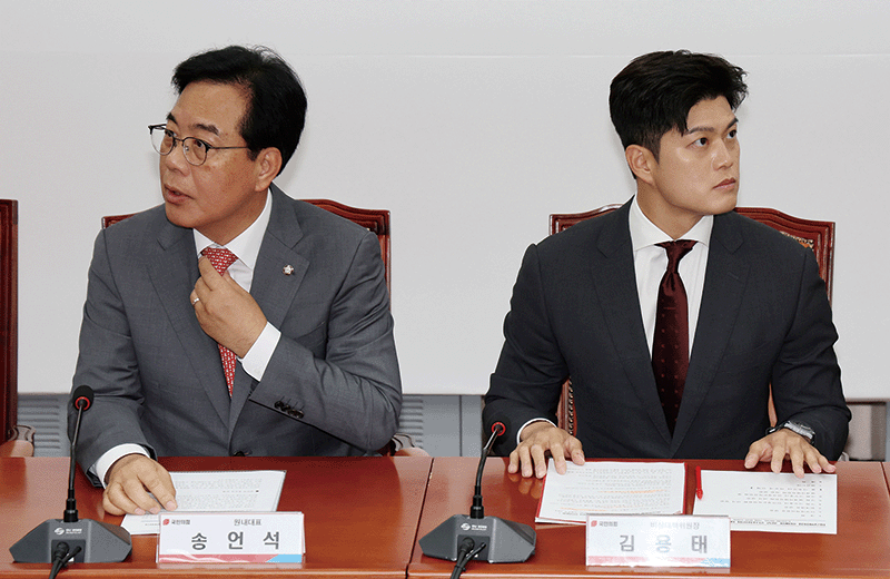 김용태 국민의힘 비상대책위원장(오른쪽)과 송언석 원내대표가 지난 6월 19일 서울 여의도 국회에서 열린 ‘비리백화점 이재명 정부 인사청문회 대책회의’에 참석해 있다. photo 뉴시스