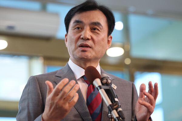 안규백 국방부 장관 후보자가 27일 오전, 서울 용산구 육군회관에 마련된 인사청문회 준비 사무실로 출근하며 취재진 질의에 답하고 있다. photo 뉴시스