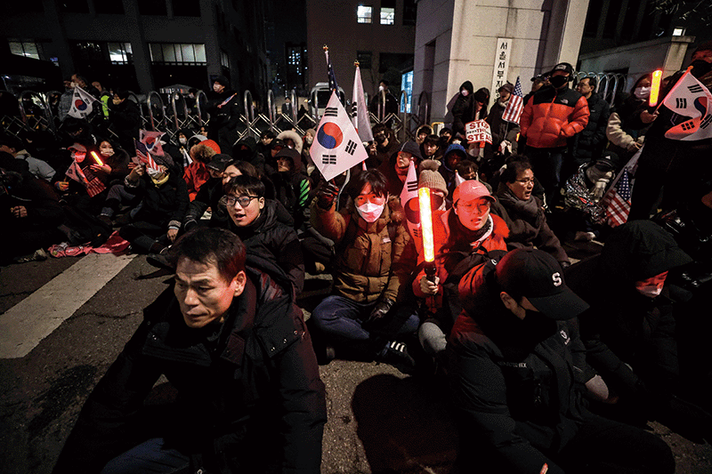 공수처가 윤석열 전 대통령에 대한 구속영장을 청구한 지난 1월 17일 서울 마포구 서울서부지방법원 앞에 모인 윤 전 대통령 지지자들이 경찰과 대치하고 있다. photo 뉴시스