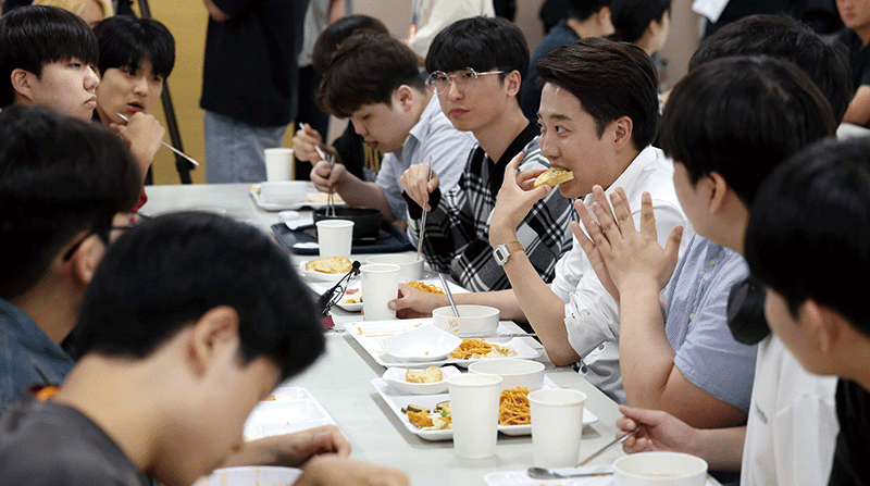 이준석 당시 개혁신당 대선 후보가 지난 6월 2일 오전 경기 시흥시 한국공학대학교 기술혁신파크(TIP) 학생식당에서 점심식사를 하며 학생들과 대화하고 있다. photo 뉴시스