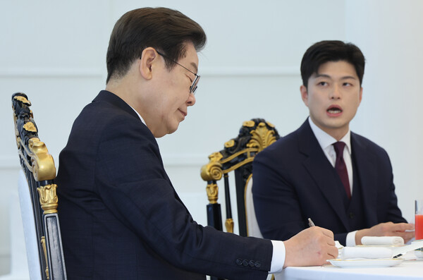 이재명 대통령이 지난 22일 한남동 관저에서 열린 여야 지도부와 오찬에서 김용태 국민의힘 비상대책위원장의 발언을 듣고 있다. photo 뉴시스