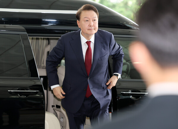 윤석열 전 대통령이 28일 오전 내란특검의 조사를 받기 위해 차에서 내리고 있다. photo 뉴시스