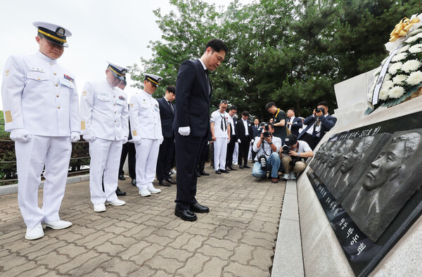 29일 경기도 평택시 해군 제2함대사령부에서 열린 '제2연평해전 승전 23주년 기념식'에서 참전 장병들이 묵념하고 있다. photo 뉴시스