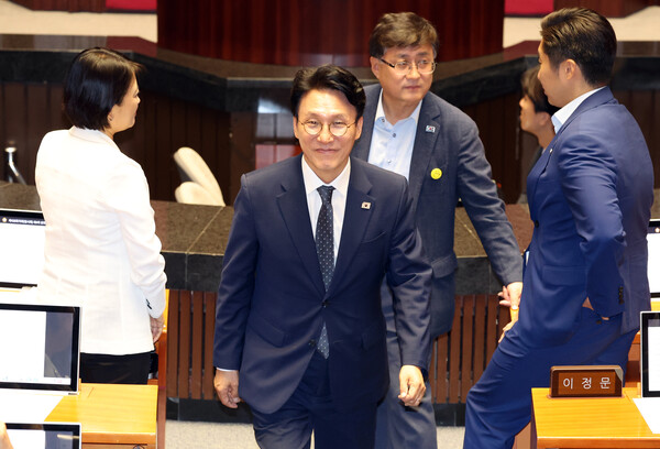 지난 3일 서울 여의도 국회에서 열린 제426회 국회(임시회) 제4차 본회의에서 김민석 국무총리 후보자가 자신의 총리 임명동의안 투표를 마친 뒤 자리로 향하고 있다. photo 뉴시스