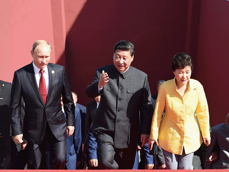 2015년 9월 3일 중국 전승절 70주년 열병식 때 시진핑 중국공산당 총서기 겸 국가주석(가운데), 블라디미르 푸틴 러시아 대통령과 함께 베이징 천안문 성루에 올라가는 박근혜 당시 대통령. photo 뉴시스