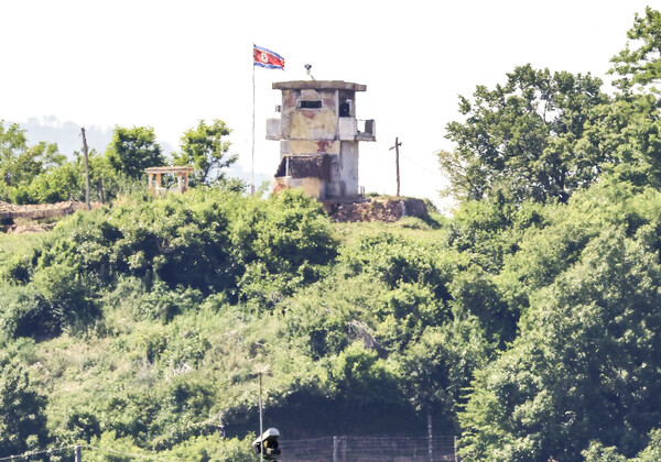경기 파주시 접경지역에서 보이는 북한군 초소. photo 뉴시스