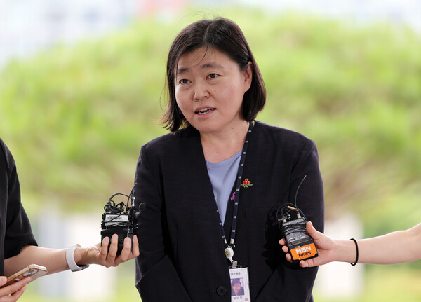 임은정 신임 서울동부지검장이 4일 서울 송파구 서울동부지방검찰청으로 출근하며 취재진 질문에 답하고 있다. photo 뉴시스