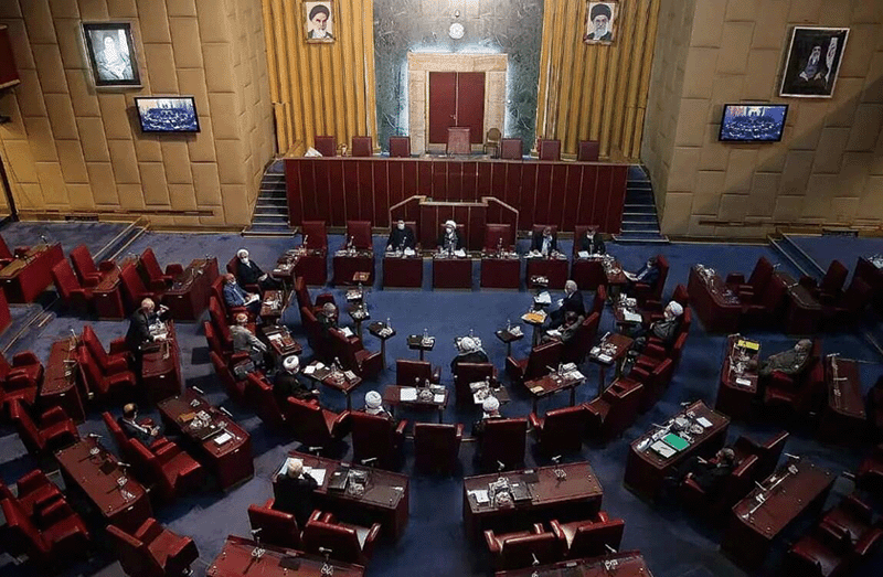 이란 헌법위원회는 지난 6월 26일, 전날 의회가 비준한 유엔 핵 감시단 국제원자력기구(IAEA)와의 협력 중단 계획을 승인했다. 사진은 이란 의회가 지난 6월 25일 IAEA와의 협력 중단을 통과시키는 모습. photo 뉴시스·테헤란타임스