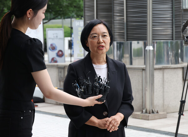 한성숙 중소벤처기업부 장관 후보자가 지난달 24일 서울 여의도 인사청문회 준비 사무실로 출근하던 중 취재진 질문에 답하고 있다. photo 뉴시스