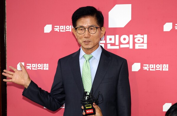 김문수 전 국민의힘 대선후보가 4일 오전 서울 여의도 국회에서 송언석 비상대책위원장 겸 원내대표를 면담하고 취재진의 질문에 답변하고 있다. photo 뉴시스