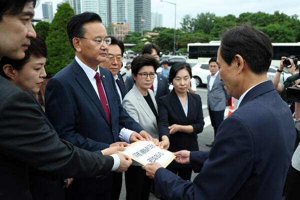 유상범 국민의힘 원내운영수석부대표와 김은혜 원내정책수석부대표가 4일 서울 용산구 대통령실 정문 앞에서 우상호 정무수석에게 특수활동비(특활비) 증액 요구 관련 항의서한을 전달하고 있다. photo 뉴시스