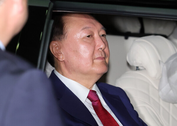 윤석열 전 대통령이 지난 5일 오후 서울 서초구 서울고등검찰청에 마련된 내란특검 사무실에서 2차 대면 조사를 마친 후 귀가하고 있다. photo 뉴시스