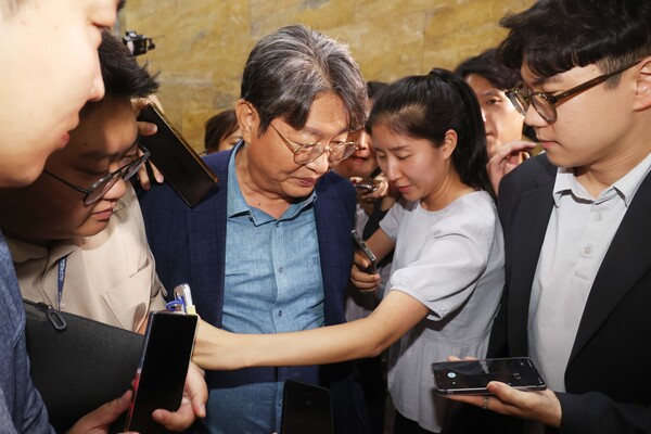 주식 차명거래 의혹을 받고 있는 국회 법제사법위원장 이춘석 더불어민주당 의원이 5일 서울 여의도 국회에서 취재진의 질문 세례를 받으며 이동하고 있다. photo 뉴시스