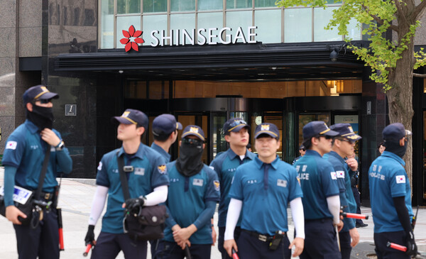 지난 5일 오후 서울 중구 신세계백화점 본점에 폭발물을 설치했다는 신고가 접수돼 경찰이 주변을 통제하고 있다. photo 뉴시스