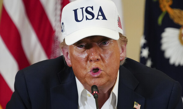 도널드 트럼프 미국 대통령이 지난 11일(현지 시간) 텍사스주 커빌의 비상운영센터에서 홍수 관련 간담회를 하고 있다. photo 뉴시스