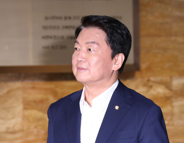 국민의힘 당대표 선거에 나선 안철수 의원이 지난 4일 오후, 서울 여의도 국회에서 열린 비공개 의원총회에 참석하고 있다. photo 뉴시스