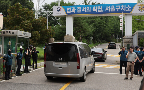 김건희 여사 의혹을 수사하는 민중기 특별검사팀이 7일 오전 윤석열 전 대통령에 대한 체포영장 재집행을 위해 경기 의왕 서울구치소로 들어서고 있다. photo 뉴시스