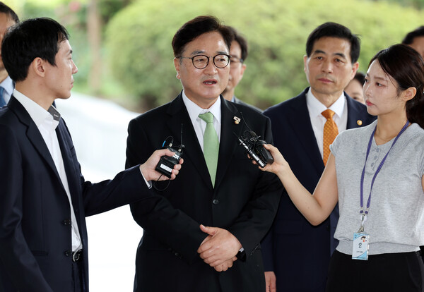 우원식(가운데) 국회의장이 7일 오전 서울 서초구 내란특검 사무실에 참고인 조사를 받기 위해 출석해 취재진의 질문에 답하고 있다. photo 뉴시스
