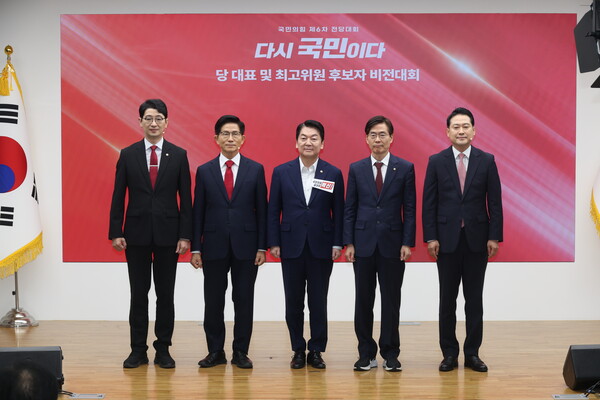 주진우(왼쪽부터), 김문수, 안철수, 조경태, 장동혁 국민의힘 당대표 후보가 지난 8월 3일 오후 서울 여의도 국민의힘 중앙당사에서 기념촬영을 하고 있다. photo 뉴시스