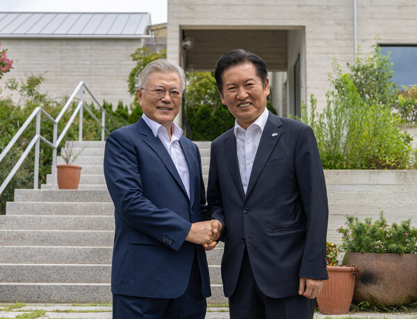 문재인 전 대통령이 7일 경남 양산시 평산마을 사저에서 정청래 더불어민주당 대표와 기념촬영하고 있다. photo 뉴시스