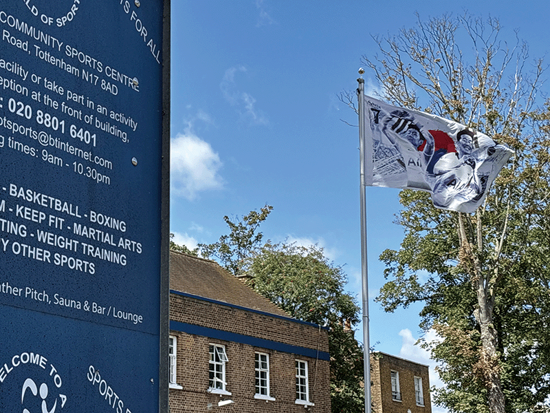 지난 8월 5일(현지시간) 런던 토트넘 홋스퍼 스타디움 맞은편의 토트넘 시민체육센터 마당에 손흥민의 얼굴을 담은 태극기가 내걸려 있다. photo 이용규 기자 