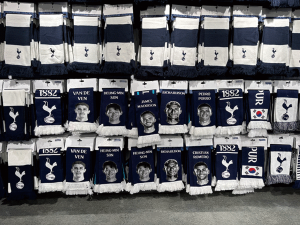 토트넘 홋스퍼 스타디움 내 기념품 매장에 걸려 있는 손흥민의 사진과 굿즈. photo 이용규 기자