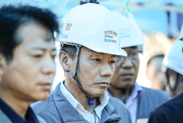 송치영 포스코이앤씨 사장이 6일 경기 광명시 포스코이앤씨 광명 고속도로 공사 사고현장에서 사고 발생 관련 보고를 듣고 있다. photo 뉴시스