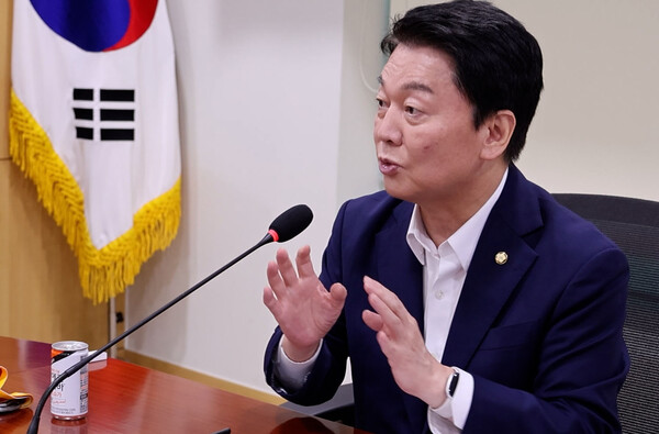 안철수 국민의힘 당대표 후보가 4일 서울 여의도 국회 의원회관 간담회의실에서 열린 SKY 정치외교학과 학생회 커피챗에서 발언을 하고 있다. photo 뉴시스