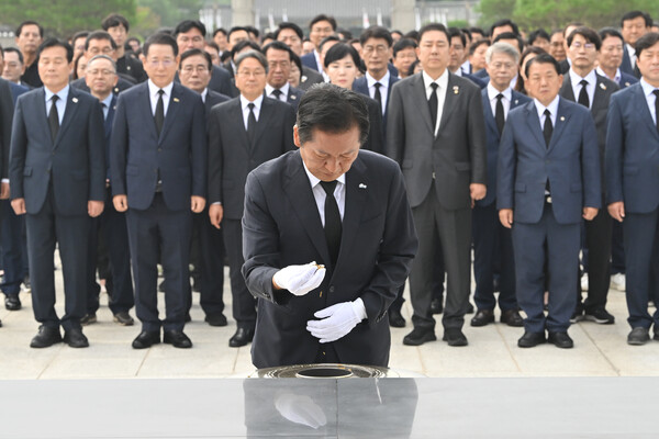 정청래 더불어민주당 대표가 8일 오전, 광주광역시 북구 운정동 국립 5·18민주묘지를 찾아 추념탑 앞에서 분향하고 있다. photo 뉴시스