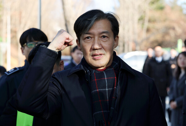 지난해 12월 16일, 자녀 입시비리 등으로 징역형이 확정돼 수감되는 조국 전 조국혁신당 대표가 경기도 의왕 서울구치소 앞에서 지지자들에게 주먹을 쥐어 보이고 있다. photo 뉴시스