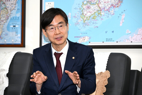 조경태 국민의힘 당대표 후보가 지난 6일 오전, 경남도의회 국민의힘 원내대표실에서 열린 국민의힘 원내대표단과 간담회에서 주요 공약을 발표하고 있다. photo 뉴시스