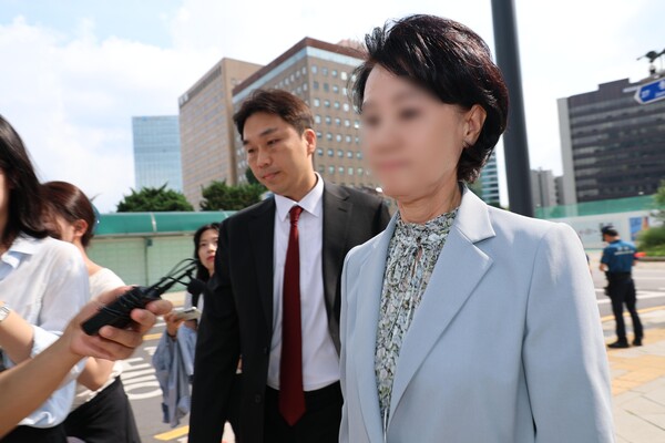 한학자 통일교 총재의 비서실장을 지낸 정모씨가 8일 오전 서울 종로구 KT 광화문빌딩 웨스트에 마련된 김건희 특검 사무실로 출석하고 있다. photo 뉴시스