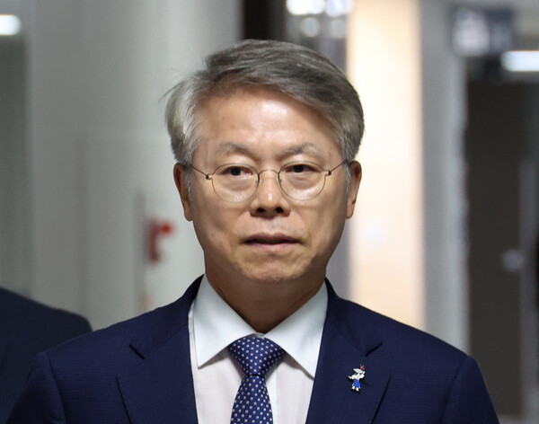 민형배 더불어민주당 의원이 지난 7일 서울 여의도 국회의원회관에서 열린 검찰개혁 당정협의회에 참석하고 있다. photo 뉴시스