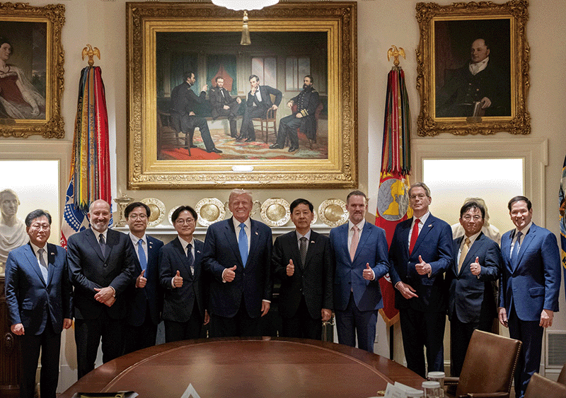 한·미 관세협상이 타결된 지난 7월 30일(현지시간) 도널드 트럼프 미국 대통령(왼쪽 다섯째)이 워싱턴 DC 백악관 캐비닛룸에서 한국 측 협상단과 함께 엄지손가락을 치켜세운 채 기념촬영 하고 있다. photo 뉴시스