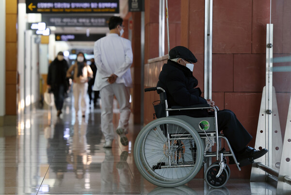 서울의 한 병원에서 한 노인이 휠체어에 앉아 있다. 기사와 관련 없는 자료 사진. photo 뉴시스