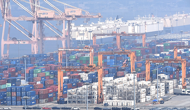 지난 7월 초 경기 평택항에 컨테이너가 쌓여 있다. photo 뉴시스