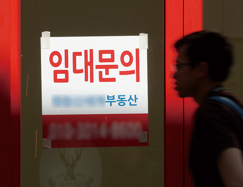 세입자를 찾지 못한 상가 ‘임대문의’ 안내문.(오른쪽) photo 뉴시스