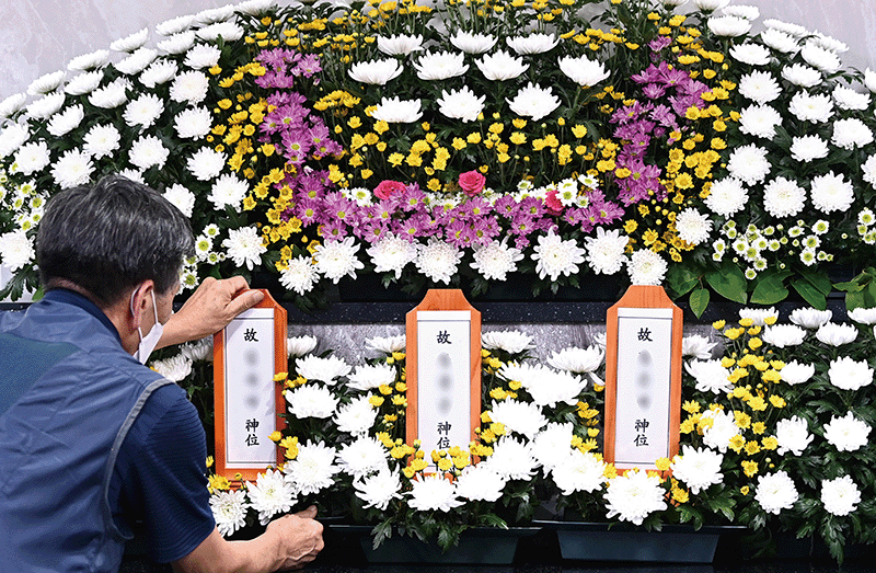 2022년 2월 24일 경기 수원시 중앙병원 장례식장에 암·난치병 투병과 생활고에 시달리다 다세대주택에서 숨진 채 발견된 세 모녀의 빈소가 마련돼 있다. 이들의 장례식은 무연고자 절차로 치러졌다. photo 뉴시스