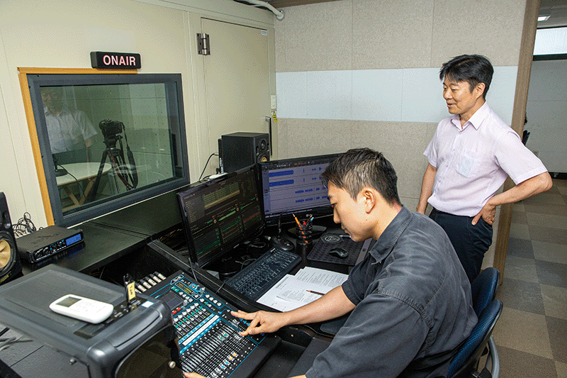 지난 7월 29일 이광백 국민통일방송 대표(오른쪽)와 직원들이 서울 마포 사옥에서 방송을 제작하고 있다. photo 김용재 영상미디어 기자