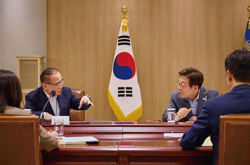 이재명 대통령이 지난 7월 10일 서울 용산 대통령실에서 열린 국가안전보장회의(NSC) 전체회의에서 위성락 국가안보실장(왼쪽)과 대화하고 있다.  photo 뉴시스