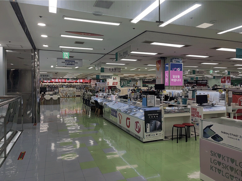 단통법 폐지 이후 비교적 한산한 서울 강변 테크노마트의 휴대폰 판매점. photo 공주경 기자
