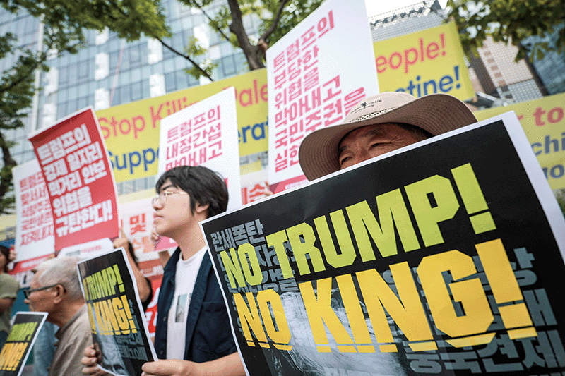 지난 7월 31일 서울 종로구 주한미국대사관 인근에서 열린 한·미 관세협상 타결에 즈음한 입장발표 기자회견에서 트럼프위협저지공동행동 회원들이 피켓을 들고 있다. photo 뉴시스