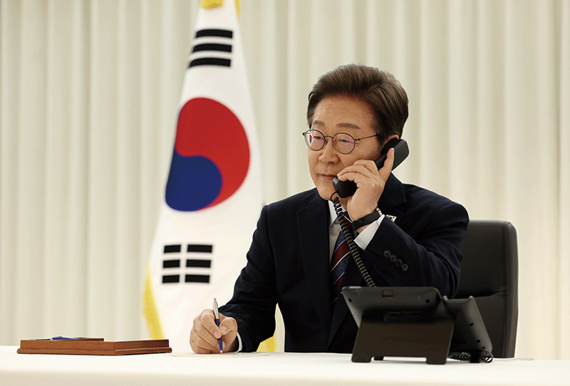 이재명 대통령이 지난 6월 6일 서울 한남동 관저에서 도널드 트럼프 미국 대통령과 전화 통화를 하기 위해 수화기를 들고 있다. photo 뉴시스