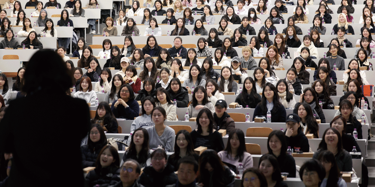 지난 2월 17일 서울 서대문구 이화여자대학교에서 열린 인문과학대학 신입생 오리엔테이션(OT)에 참석한 예비 대학생들이 교수 특강을 경청하고 있다. photo 뉴시스