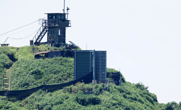 군이 전방에 설치된 대북확성기 철거를 시작한 지난 4일 경기도 파주시 접경지역에서 바라본 한국 측 초소 앞 시설물 내 대북확성기가 보이지 않는다. photo 뉴시스