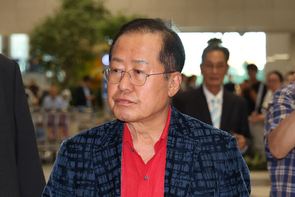 홍준표 전 대구시장이 지난 6월 17일 인천 중구 인천국제공항 제1터미널을 통해 귀국하고 있다. photo 뉴시스