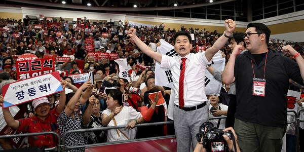 지난 8일, 대구 북구 엑스코에서 열린 국민의힘 제6차 전당대회 대구·경북 합동연설회에 참석한 한국사 강사 전한길씨(오른쪽부터 두번째). photo 뉴시스