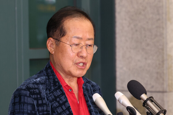 홍준표 전 대구시장이 지난 6월 17일, 인천 중구 인천국제공항 제1터미널을 통해 귀국해 발언하고 있다. photo 뉴시스