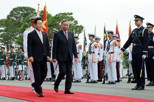 이재명 대통령과 국빈방한한 또 럼(가운데) 베트남 공산당 서기장이 11일, 서울 용산 대통령실 앞에서 군 의장대를 사열하고 있다. photo 뉴시스